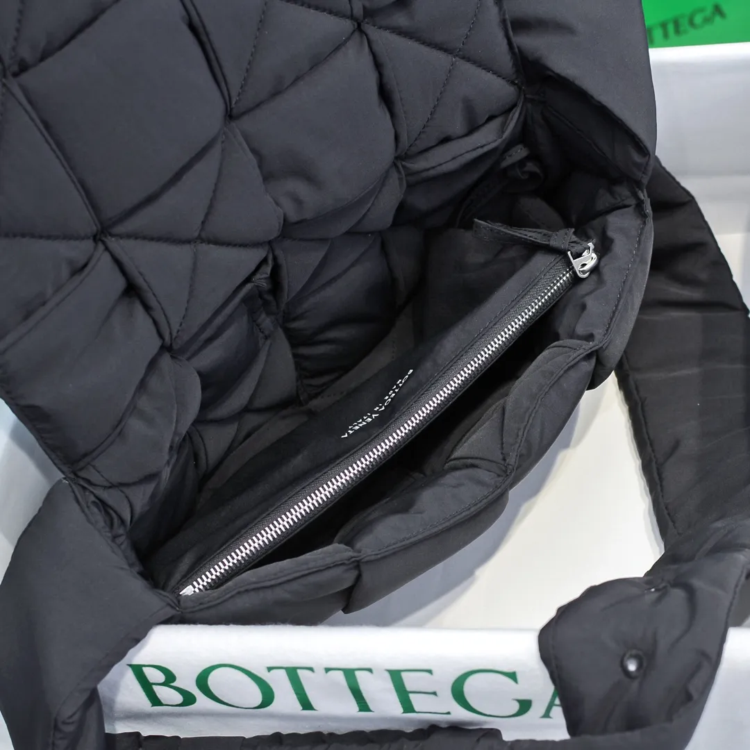 #𝐂𝐀𝐒𝐒𝐄𝐓𝐓𝐄 Nylon tofu tofu bag This Cassette is so cute, its cute appearance does not affect its practicality and the capacity is good! The fabric is low-key and very textured, suitable for daily wear with casual wear. The cross-woven design of the wide cloth is really stunning. The bag has a puffy shape and feels like a piece of tofu. It can be worn on one shoulder, cross-body or as a waist bag. You can also adjust the shoulder strap to the size of the bag under the armpit, so you can have it all! S30x15cm【8951#】